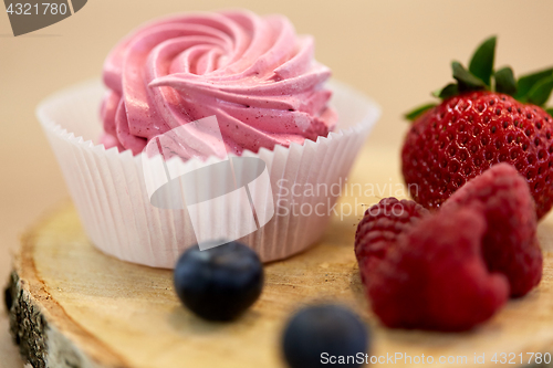 Image of zephyr or marshmallow with berries on stand