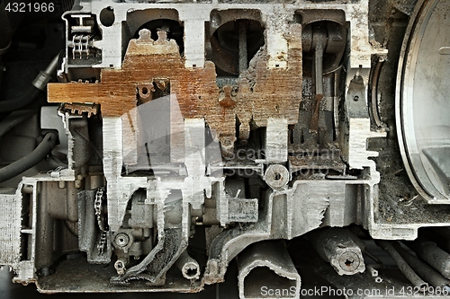 Image of Engine cut in hhalf