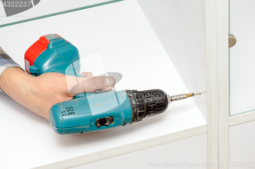 Image of Worker using the electric screwdriver