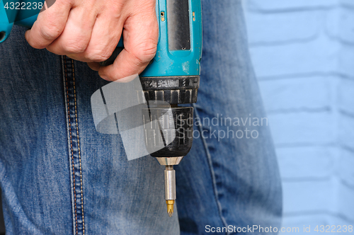 Image of Worker holding the electric screwdriver