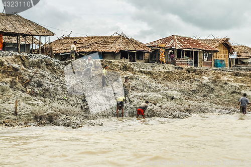 Image of Working in mud in Bangladesh