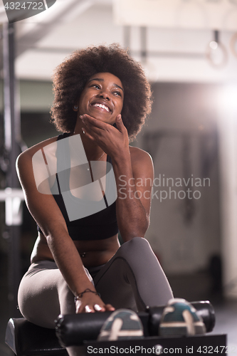 Image of black woman doing sit ups at the gym