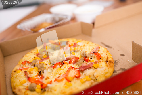 Image of Delicious pizza in paper box