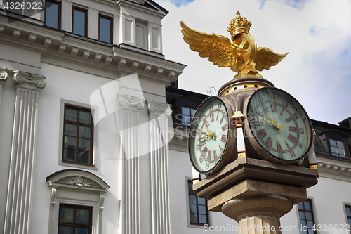 Image of Klocka Central Plan, Clock with Crown next to the central train 