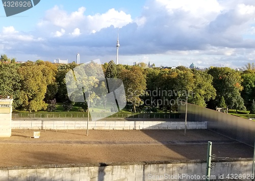 Image of Berlin wall.