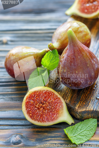 Image of Sliced and whole fresh figs.
