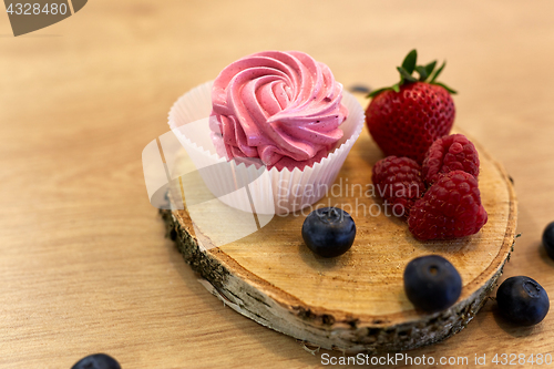 Image of zephyr or marshmallow with berries on stand