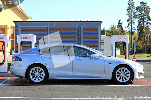 Image of Silver Tesla Model S at Supercharger Charging Station 