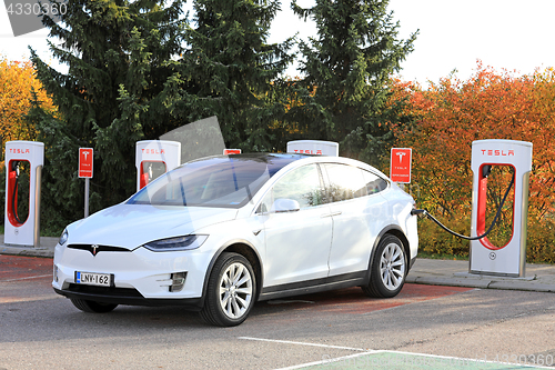 Image of White Tesla Model S SUV Charging Battery