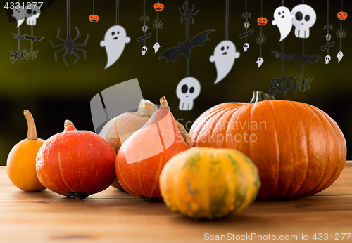 Image of pumpkins and halloween party garland
