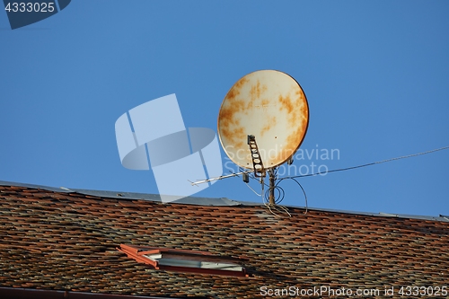 Image of Old Rusty Parabola Receiver