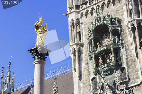 Image of the golden Maria statue in Munich with the city hall