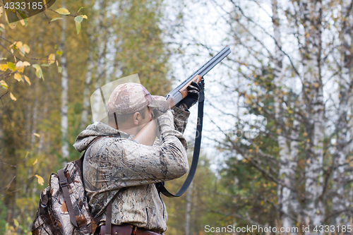 Image of hunter taking aim in the wildfowl