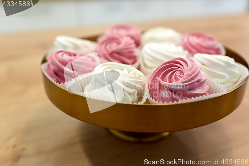 Image of zephyr or marshmallow on cake stand