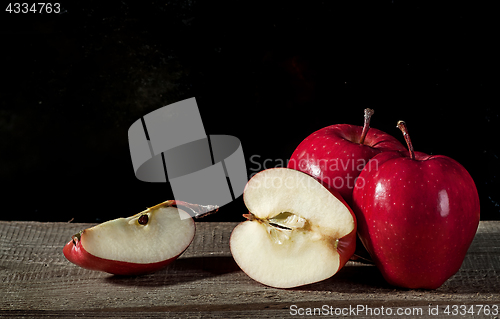 Image of Whole and pieces of apples