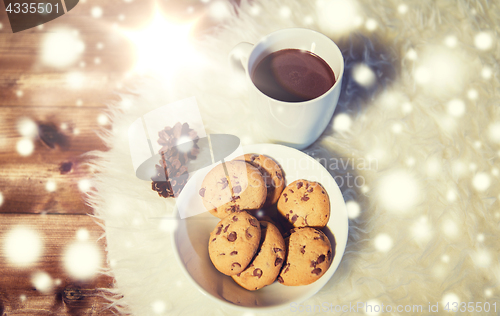 Image of cups of hot chocolate with cookies on fur rug