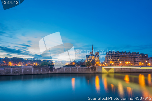 Image of Notre Dame Cathedral with Paris cityscape at dus