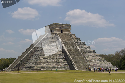 Image of Chichen Itza pyramid