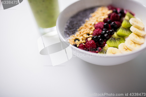 Image of smoothie and bowl of yogurt with fruits and seeds