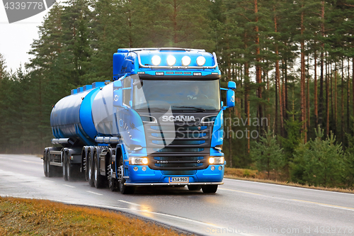 Image of Blue Scania R580 Tank Truck High Beams