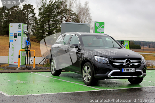 Image of Mercedes-Benz Hybrid SUV Charging Battery