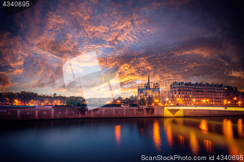 Image of Notre Dame Cathedral with Paris cityscape at dus