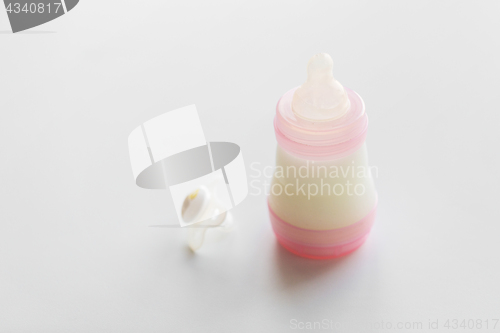 Image of infant milk formula in baby bottle on table