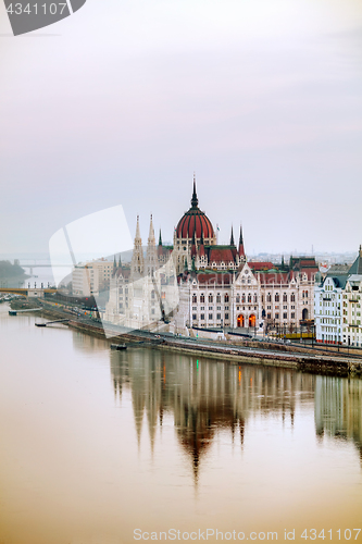 Image of Parliament building in Budapest, Hungary