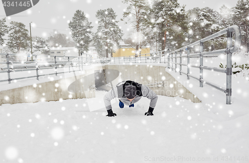 Image of couple doing push-ups outdoors