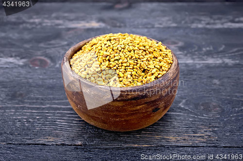 Image of Fenugreek in clay bowl on black board