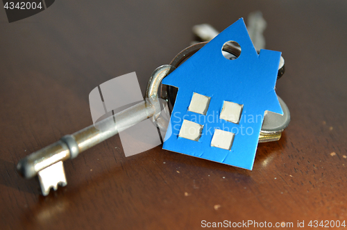 Image of Bunch of keys with house shaped cardboard