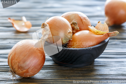 Image of Yellow onion in the husk.