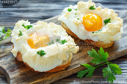 Image of Bread with baked eggs Orsini.