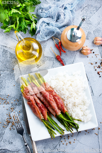 Image of rice with asparagus and meat