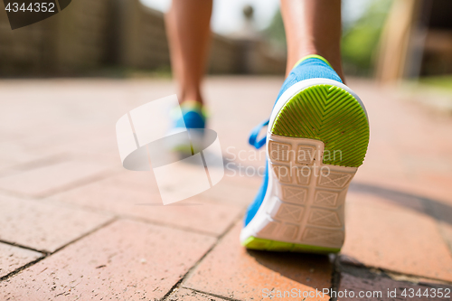 Image of Woman run in a park