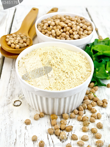 Image of Flour chickpeas in white bowl with peas on light board