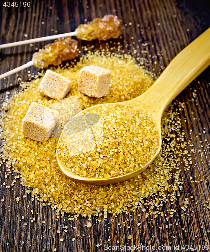 Image of Sugar brown in spoon on wooden board