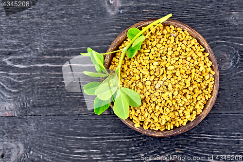 Image of Fenugreek with leaf in clay bowl on board top