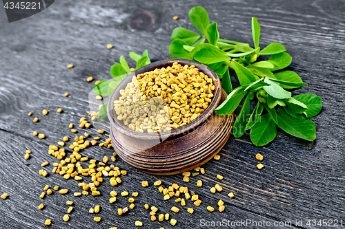 Image of Fenugreek with leaf in bowl on board