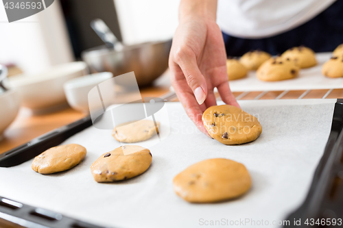 Image of Putting paste on metal tray