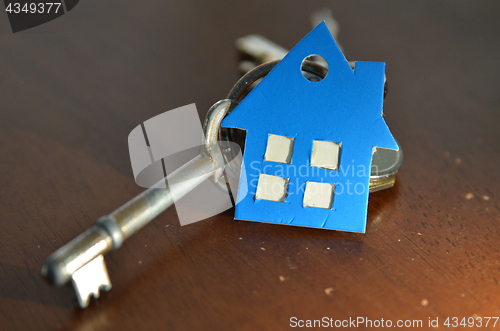 Image of Bunch of keys with house shaped cardboard