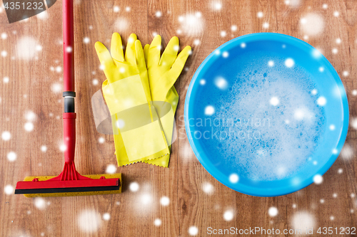 Image of basin with soap water, rubber gloves and squeegee