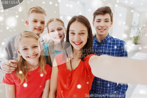 Image of group of students taking selfie
