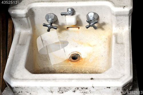 Image of Old rusty wash basin.