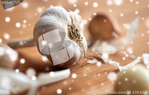 Image of close up of garlic on wooden table