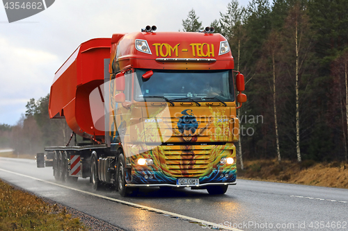 Image of DAF XF Fathom of Tom-Tech Hauls Machinery