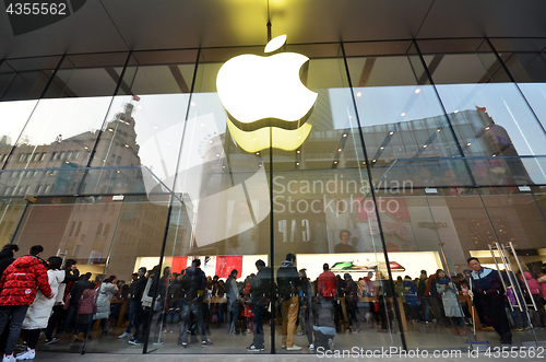 Image of Unidentified people visit Apple store