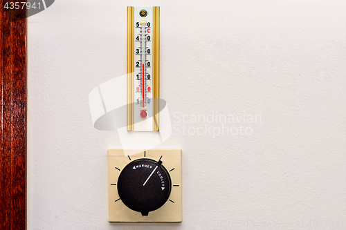 Image of Room thermometer and regulator.