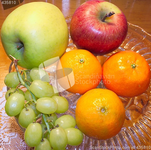 Image of grapes and clementines with apples