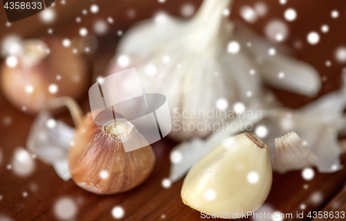 Image of close up of garlic on wooden table